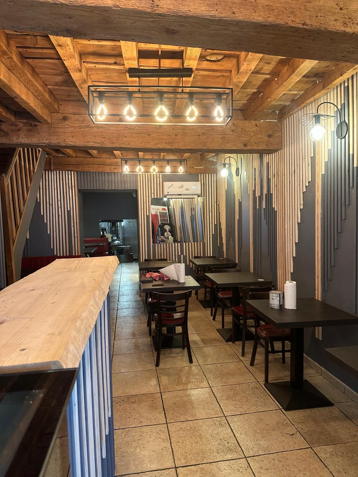 Refonte d'un restaurant avec charpente en bois.