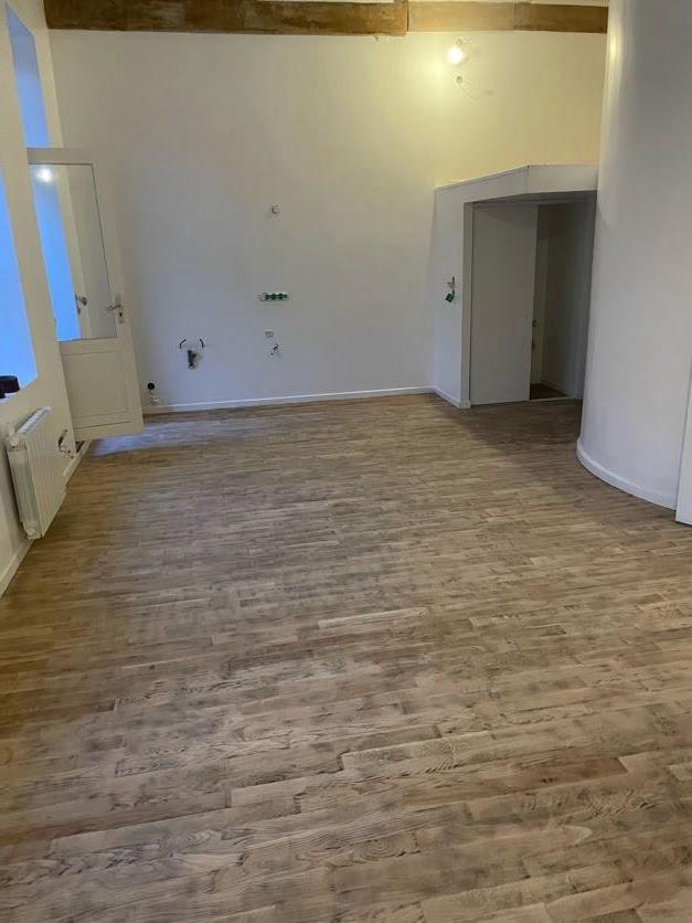 Renovation complete d'une piece avec de nouveaux murs, sol et plafond avec charpente en bois.